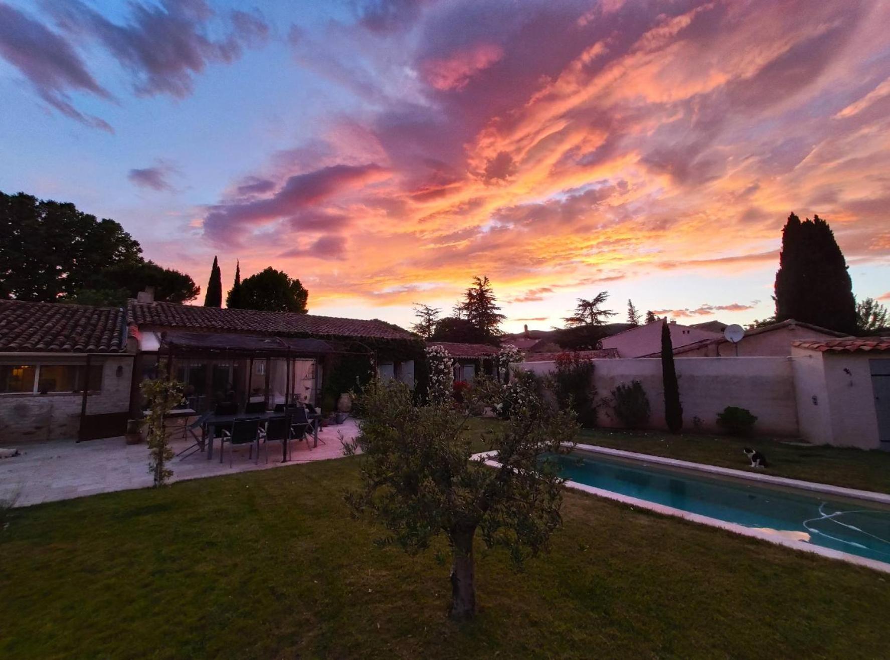 Le Chat Sur Le Toit Lourmarin Exterior photo