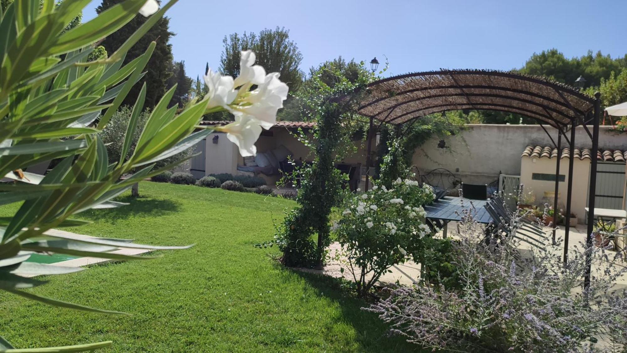 Le Chat Sur Le Toit Lourmarin Exterior photo