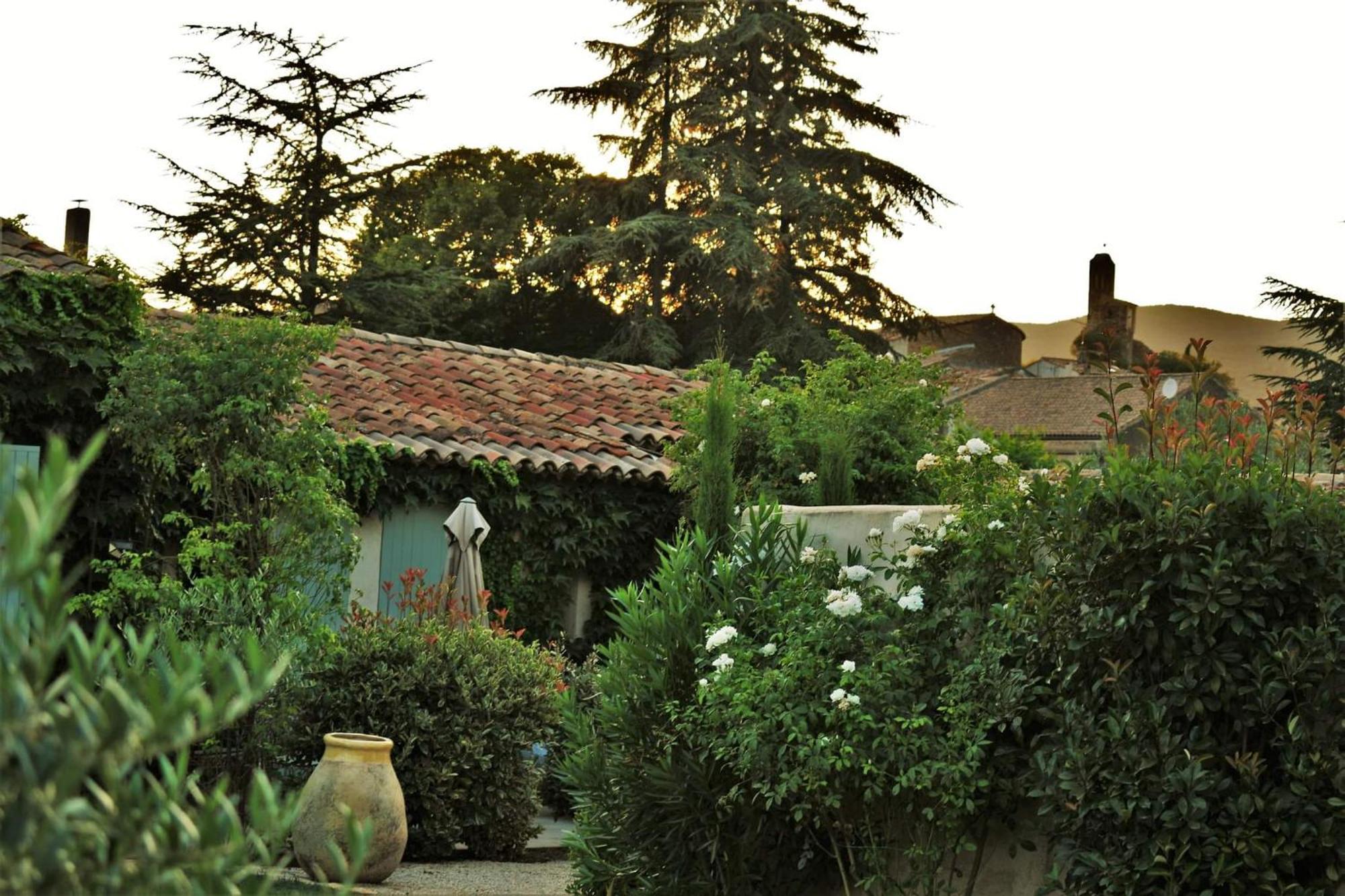 Le Chat Sur Le Toit Lourmarin Exterior photo