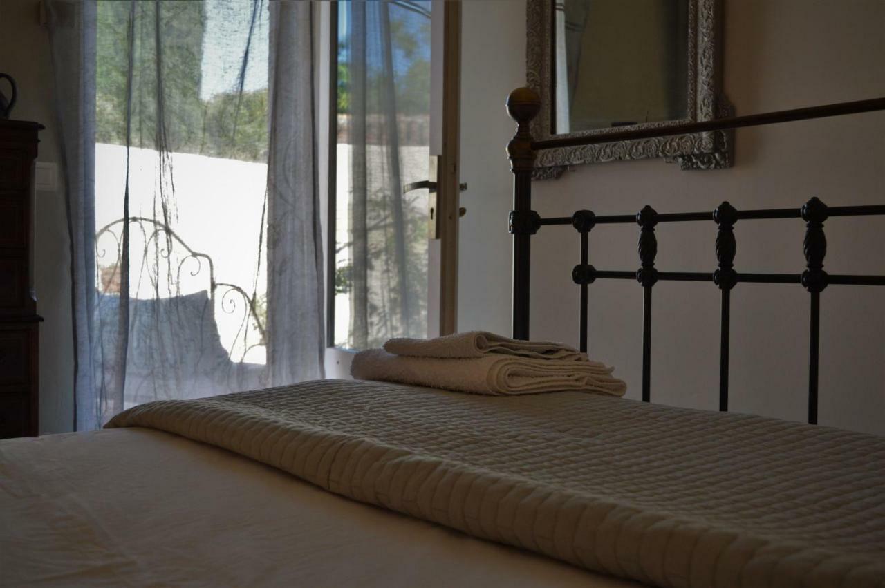 Le Chat Sur Le Toit Lourmarin Exterior photo